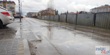 Ulica Powstańców w południowych Ząbkach to jedna z najgorszych ulic miasta